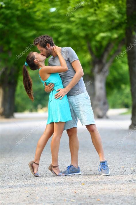 Jeune couple magnifique qui sembrasse passionnément